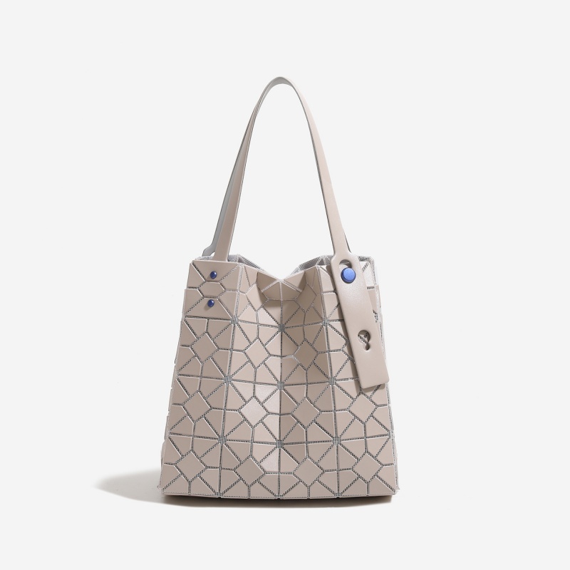 Women Bags 2026 Trends - حقيبة يد عصرية بتصميم هندسي ماسي