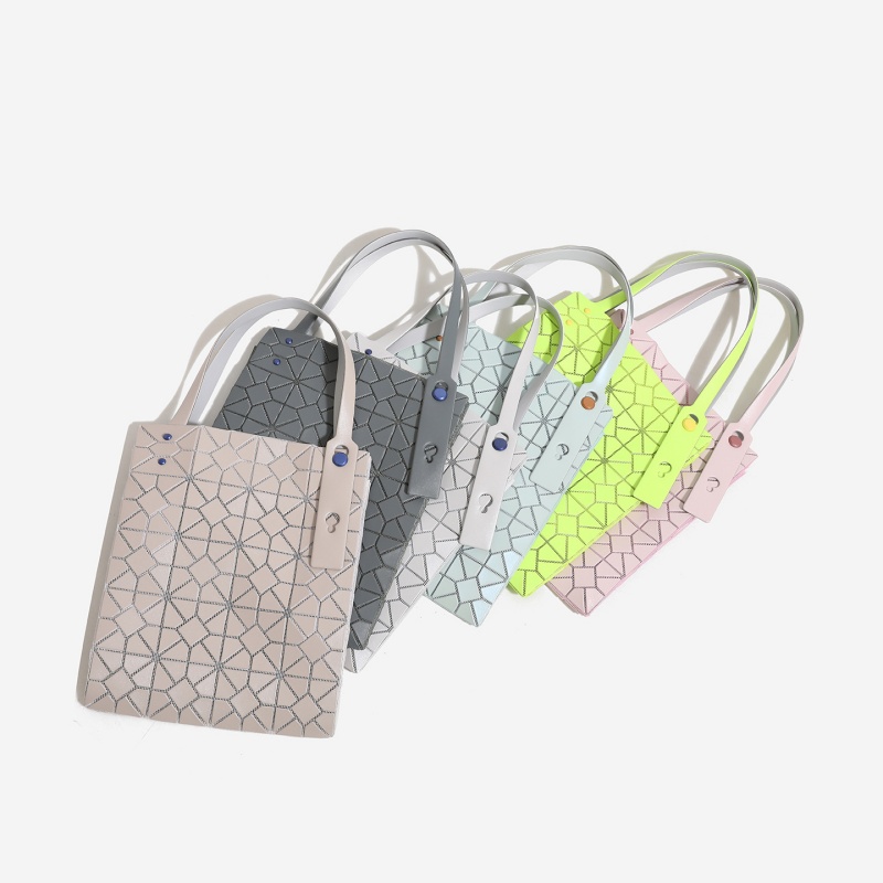 حقيبة يد عصرية بتصميم هندسي ما - مراجعة Women Bags 2026 Trends وسعره